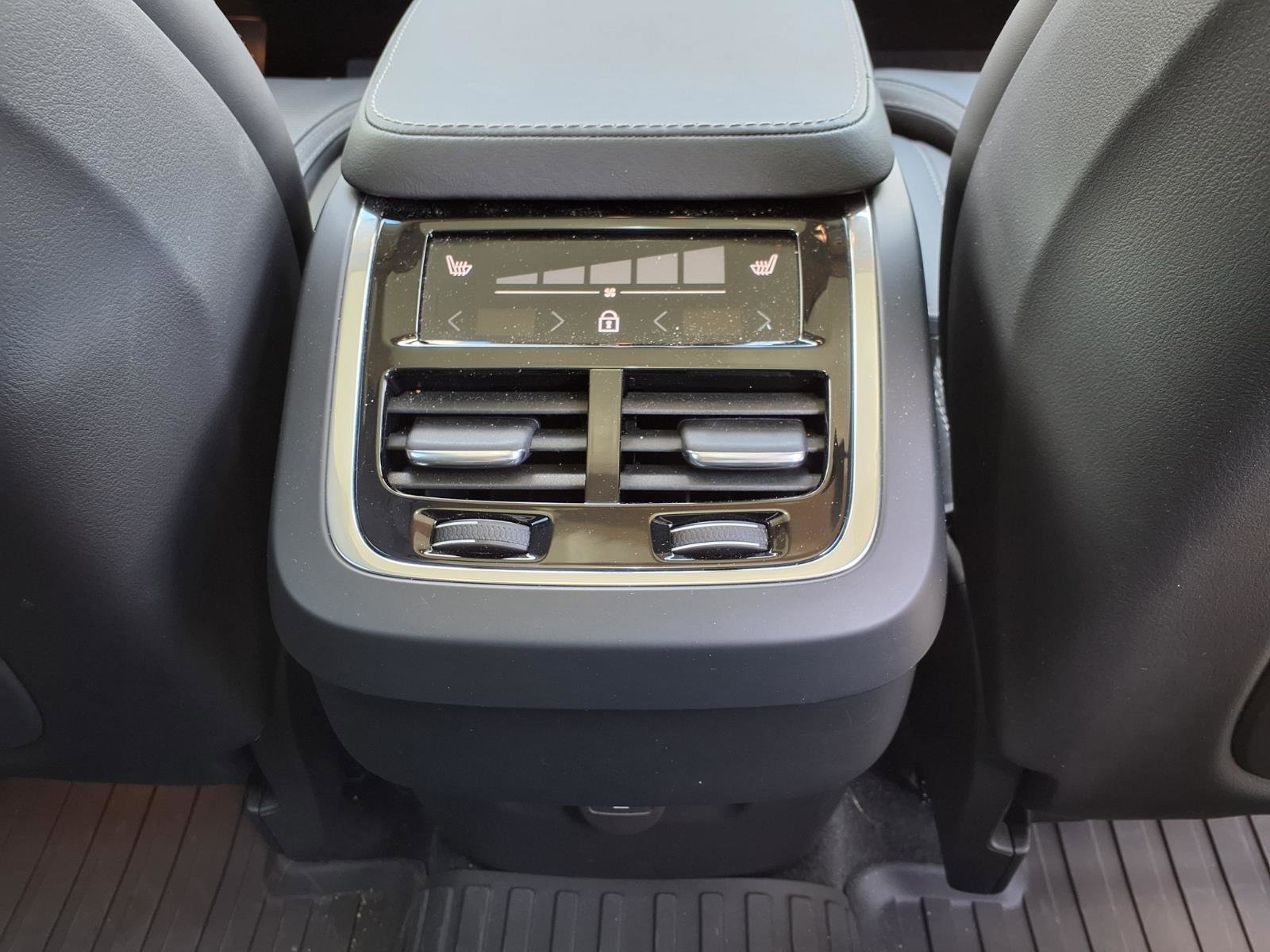 Used 2024 Volvo XC90 B6 Ultimate w/ Protection Package Premier AWD/4WD image 16