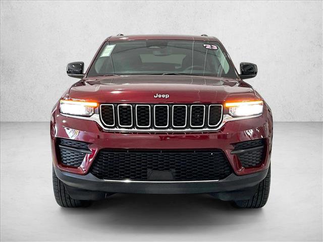Used 2023 Jeep Grand Cherokee Laredo RWD image 3
