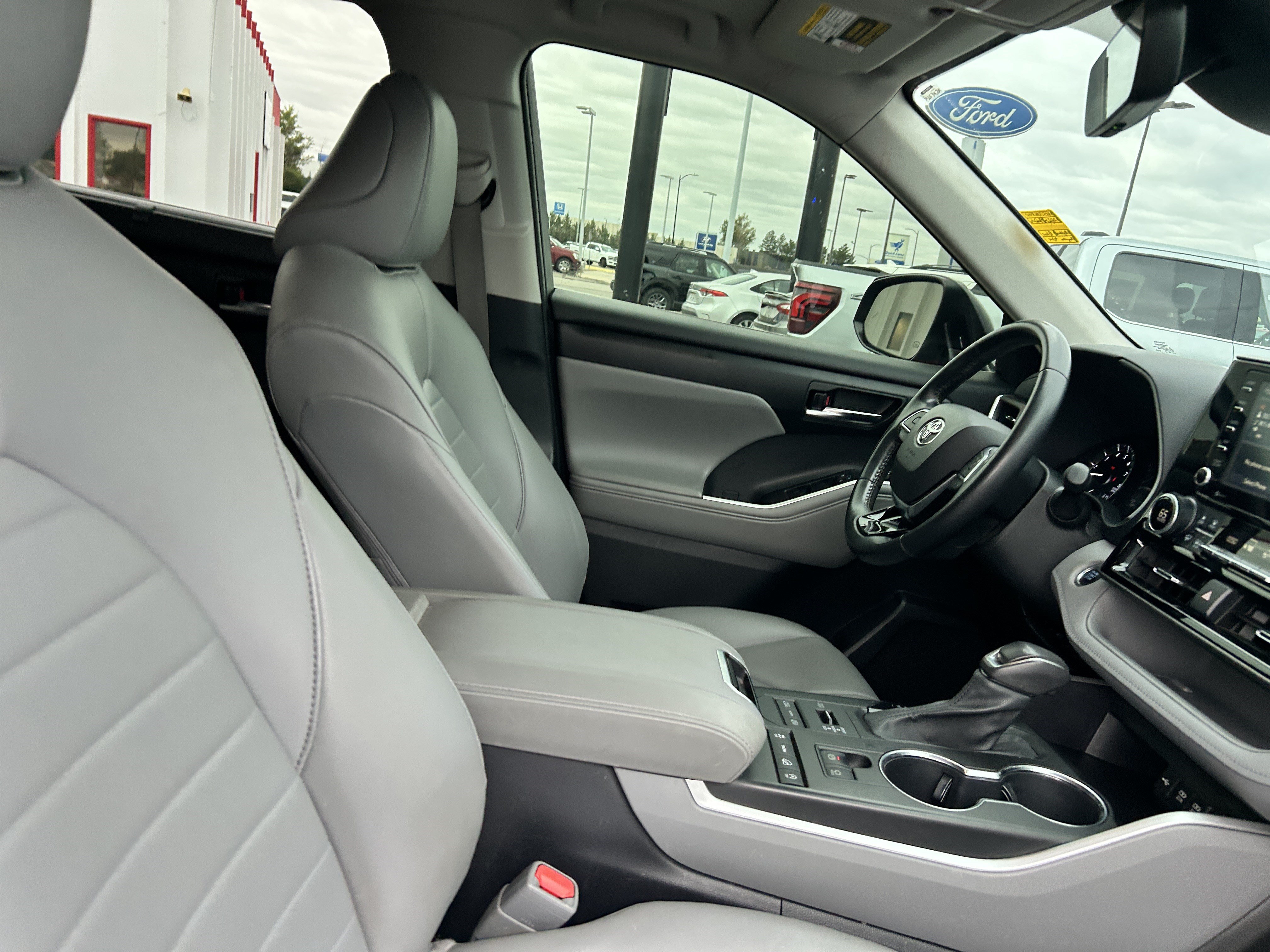 Used 2021 Toyota Highlander XLE AWD/4WD image 12