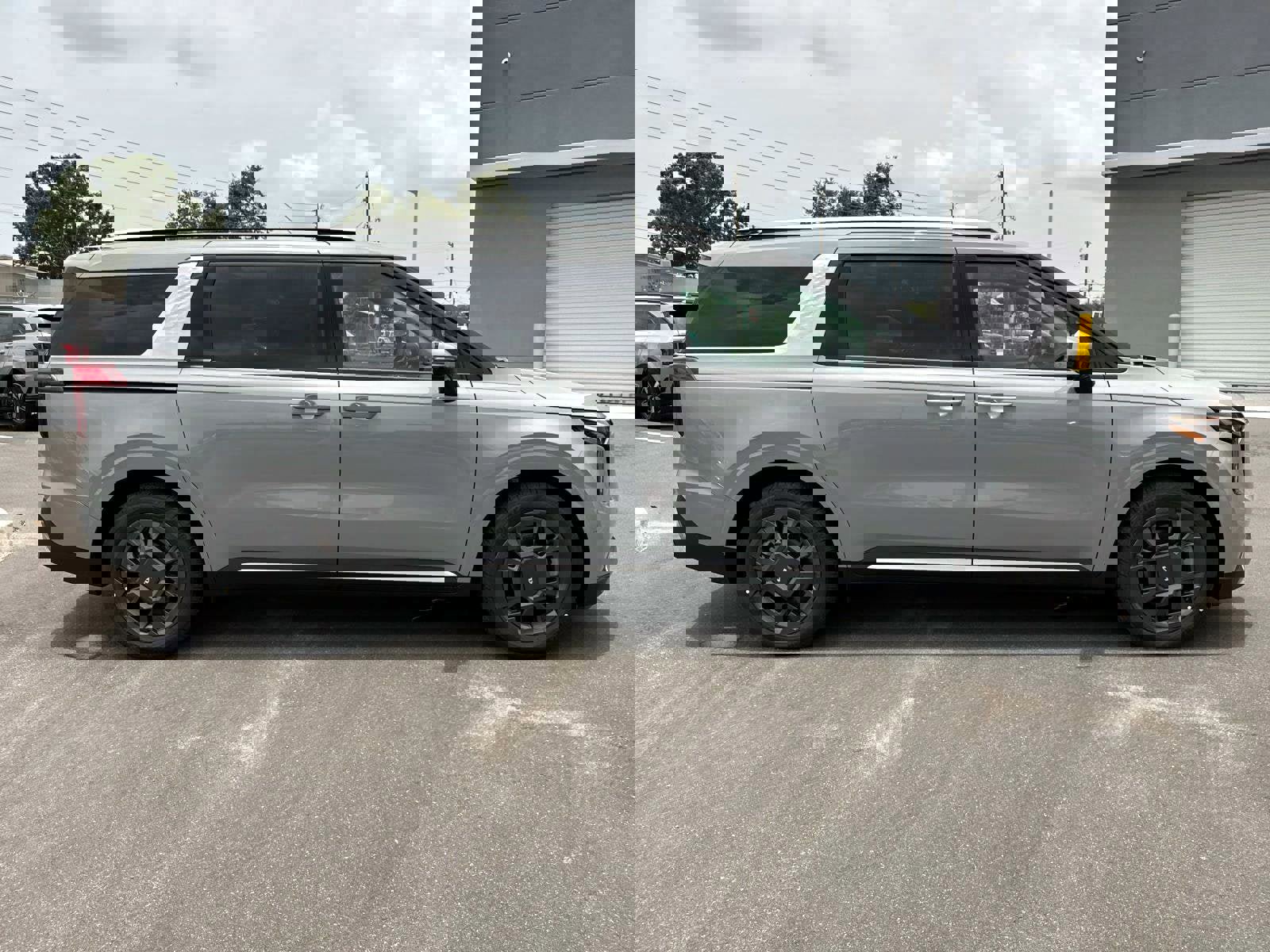 New 2025 Kia Carnival SX image 3