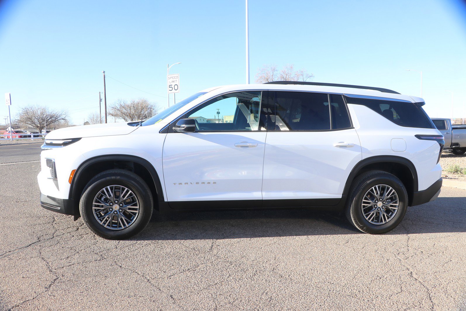 Used 2025 Chevrolet Traverse LT image 4