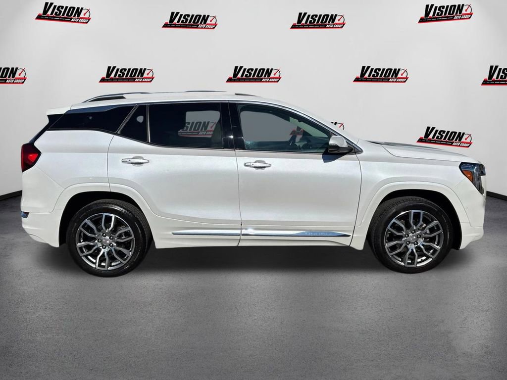 Used 2022 GMC Terrain Denali w/ Denali Premium Package AWD/4WD image 4