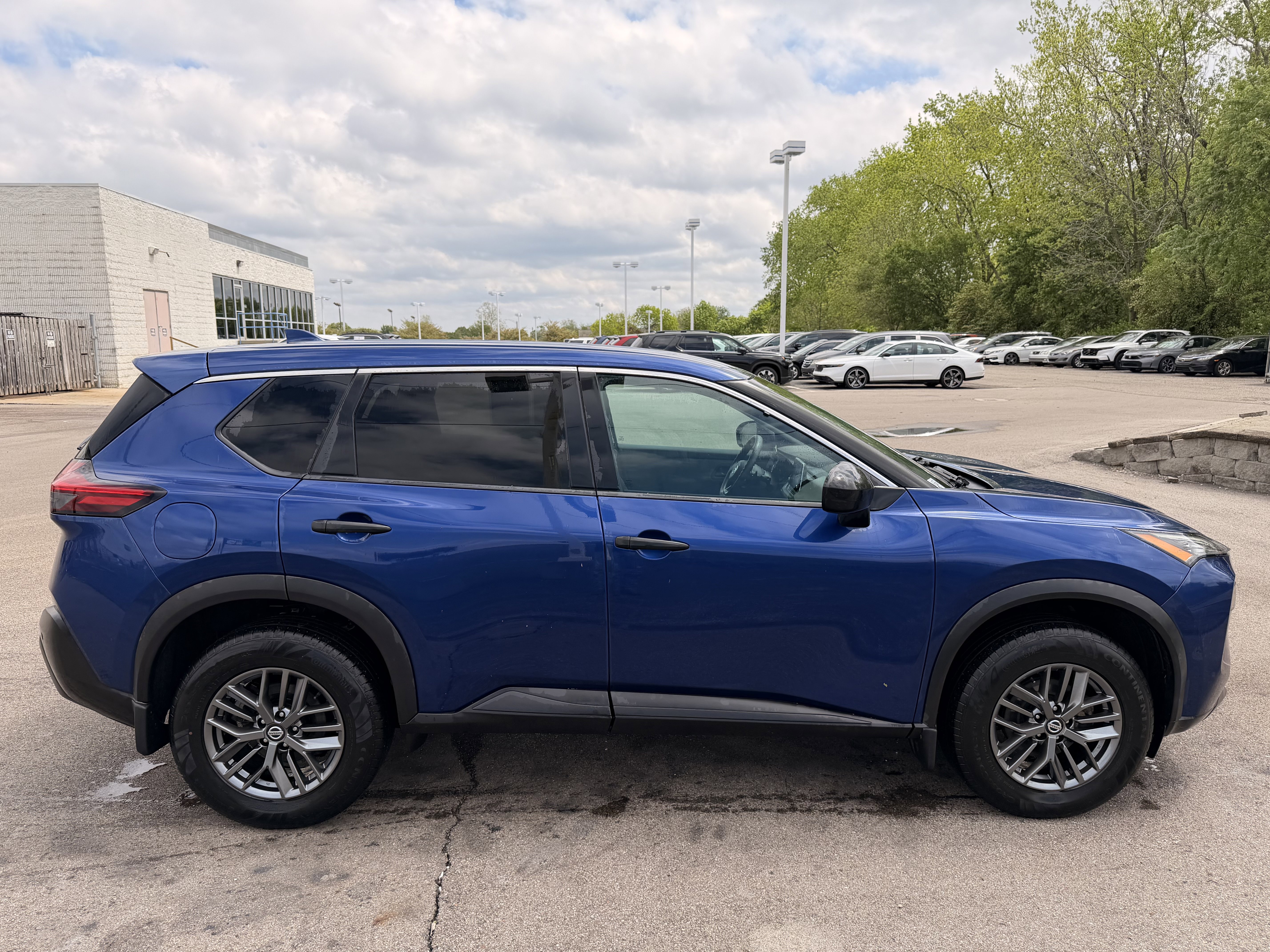 Used 2021 Nissan Rogue S AWD/4WD image 2