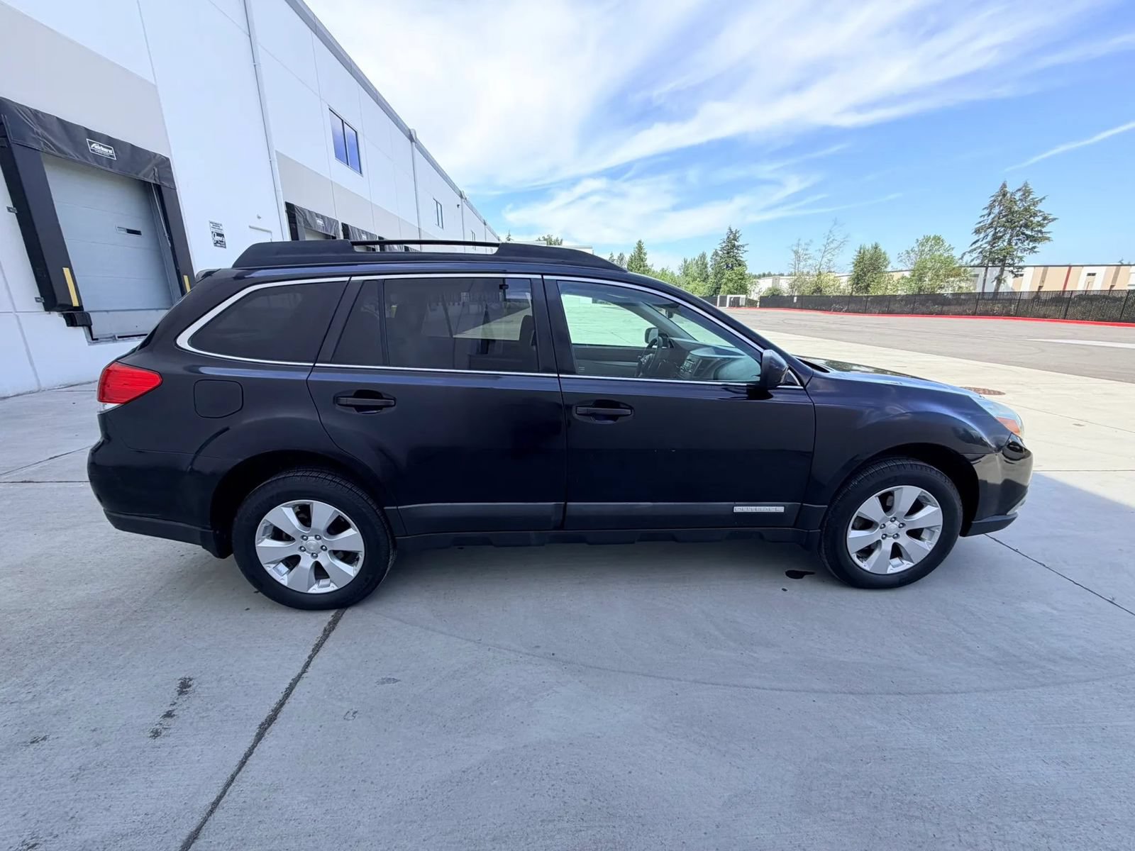 Used 2010 Subaru Outback 2.5i Premium AWD/4WD image 6
