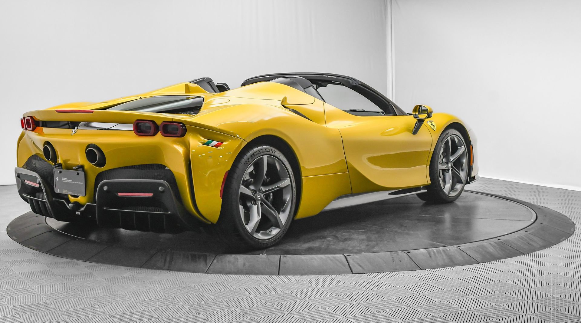 Used 2022 Ferrari SF90 Spider image 7