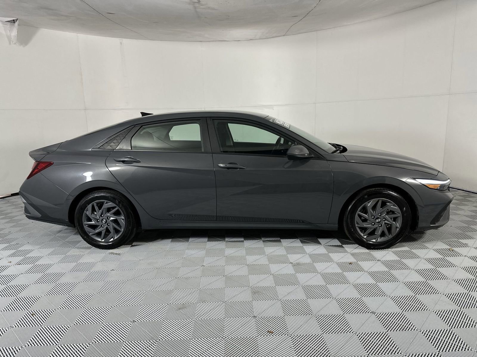 Used 2024 Hyundai Elantra SEL FWD image 9