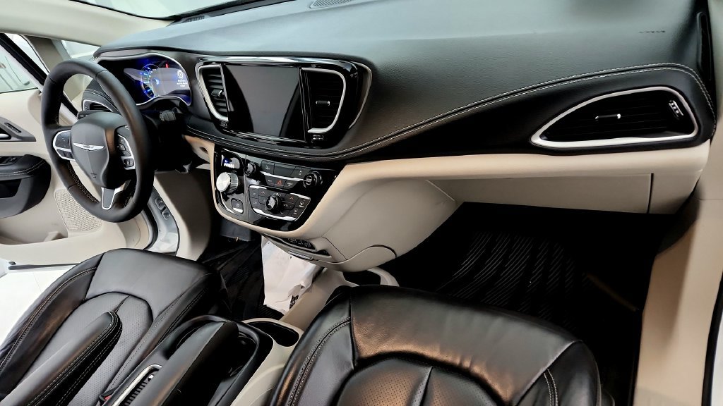 Used 2022 Chrysler Pacifica Touring-L FWD image 16