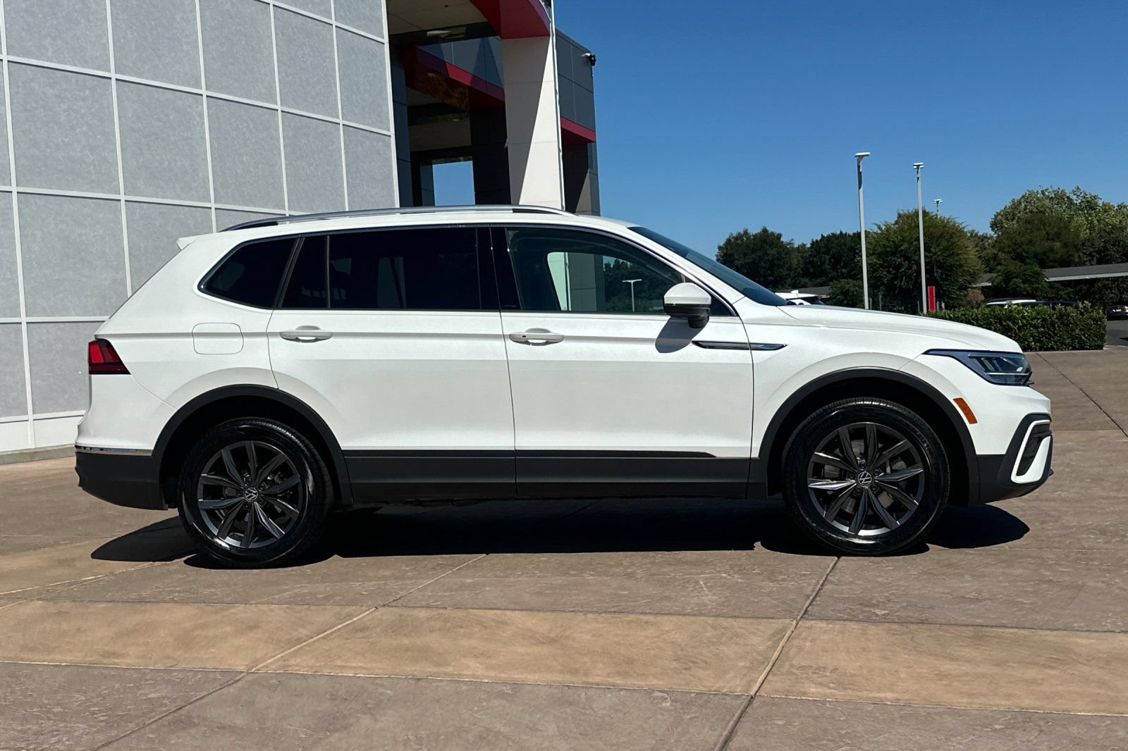 Used 2023 Volkswagen Tiguan SE FWD image 3