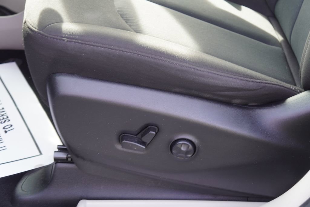 Used 2023 Chrysler Voyager LX image 21