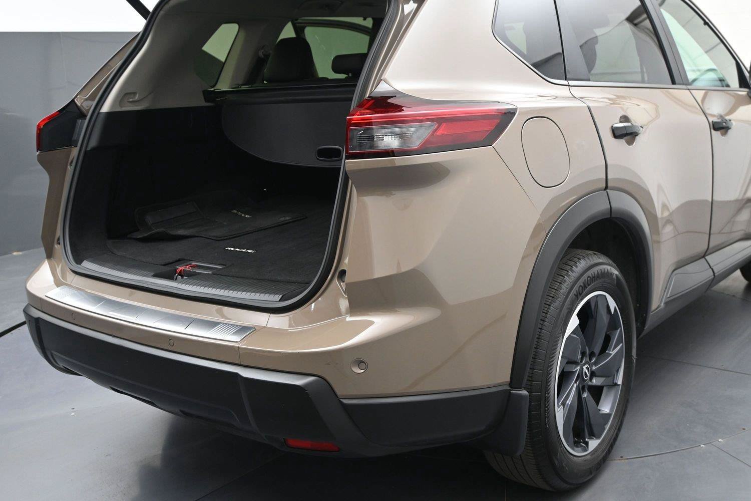 Used 2024 Nissan Rogue SV w/ SV Premium Package AWD/4WD image 11