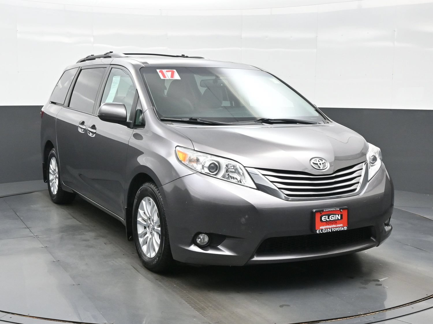Used 2017 Toyota Sienna XLE w/ XLE Navigation Package FWD image 8
