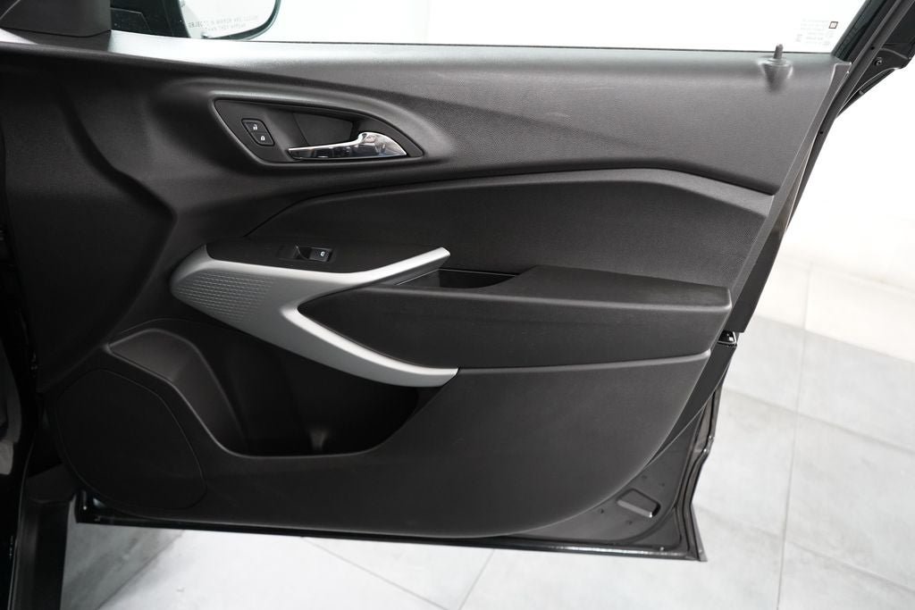Used 2025 Chevrolet Trax LS FWD image 29