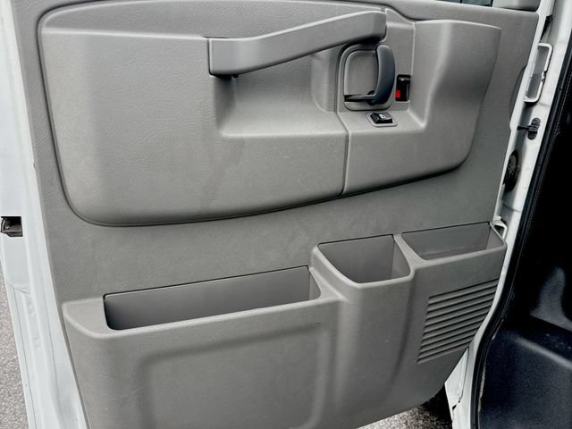 Used 2016 Chevrolet Express 2500 RWD image 18
