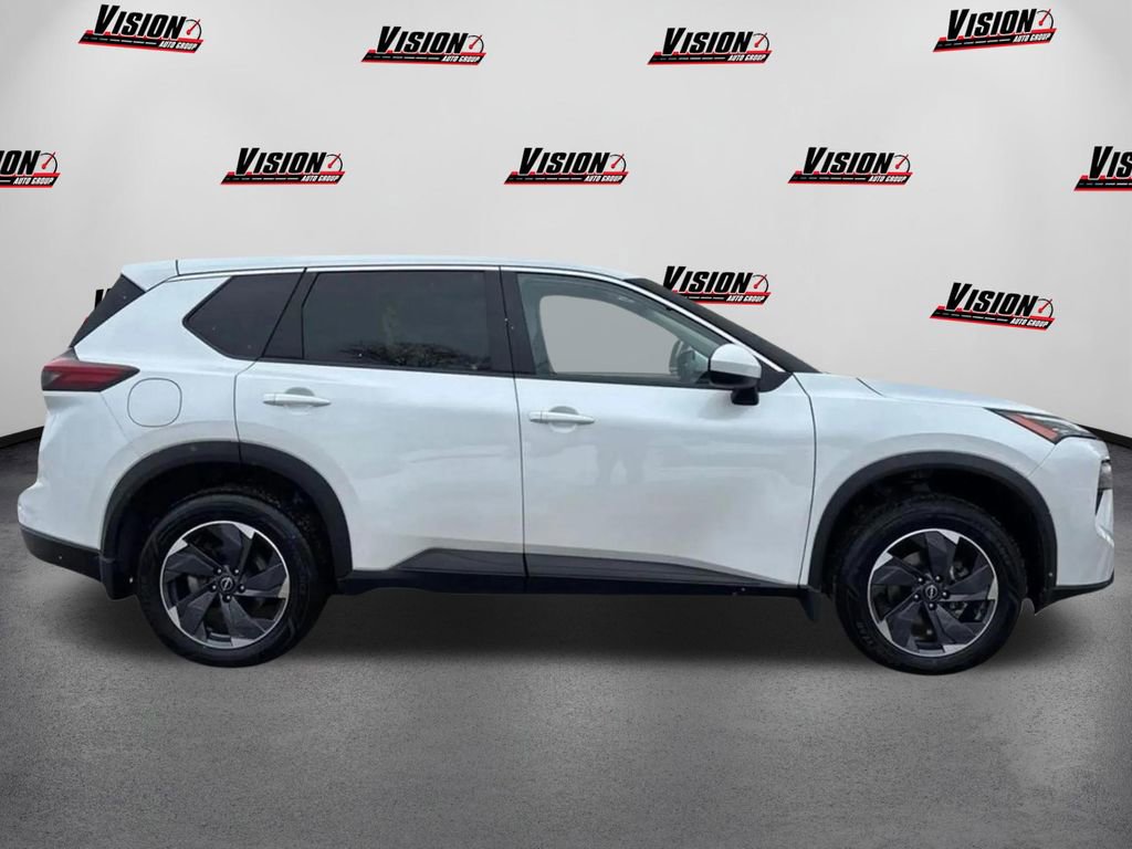 Used 2024 Nissan Rogue SV image 4