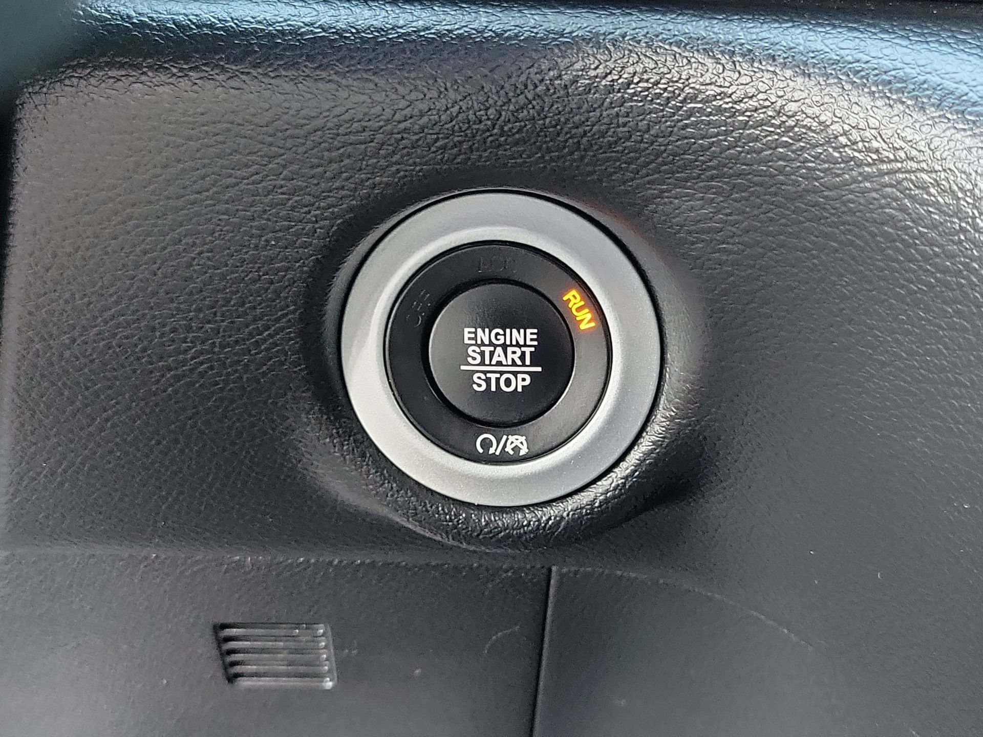 Certified 2025 Chrysler Pacifica Select FWD image 12