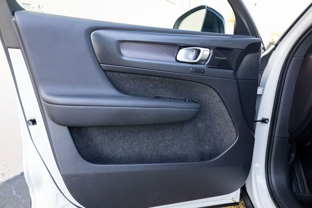 Used 2022 Volvo XC40 T5 R-Design image 21