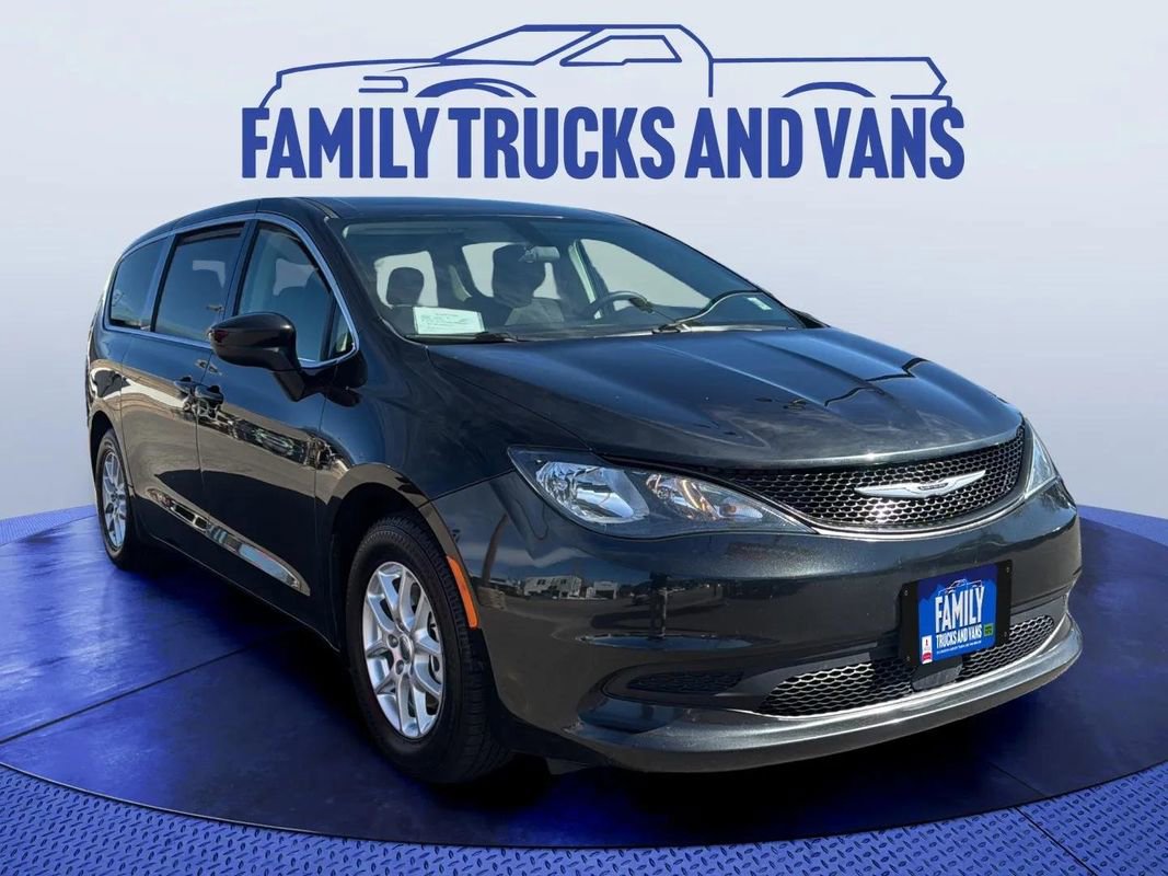 Used 2022 Chrysler Voyager LX image 7