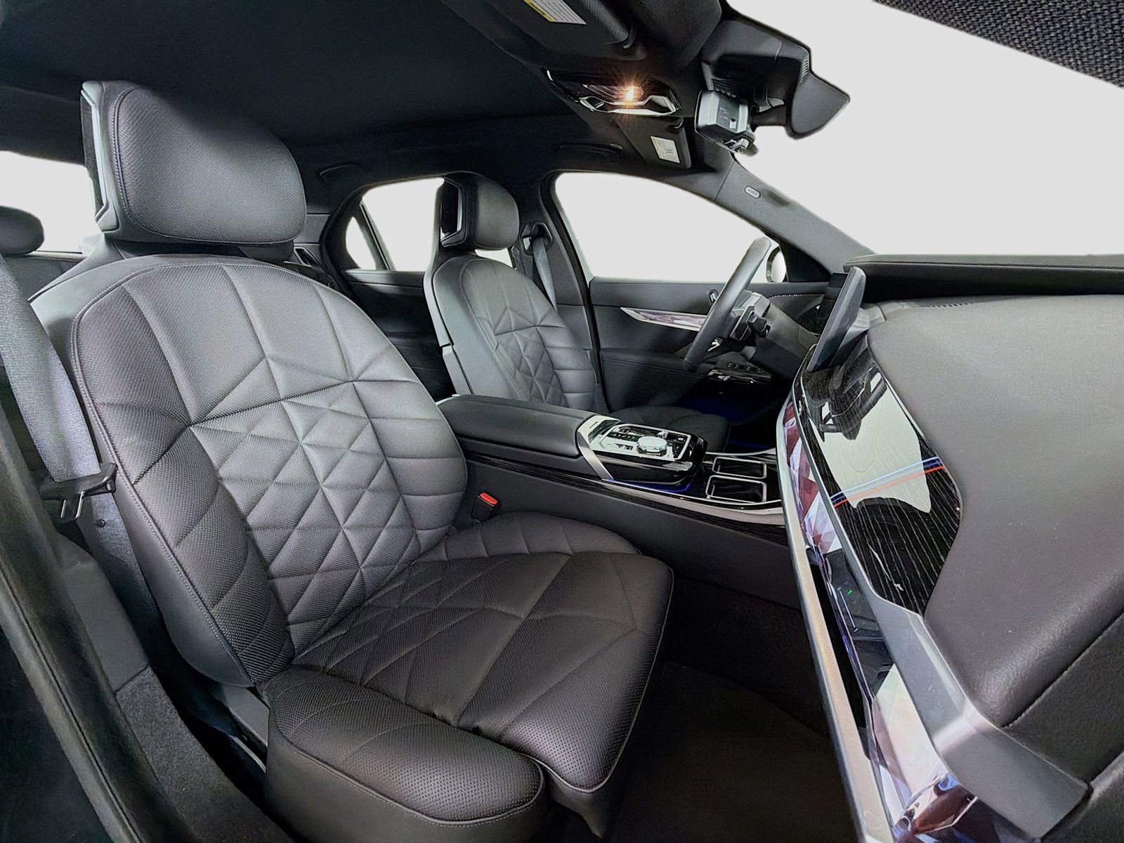 Used 2025 BMW 740i xDrive image 31