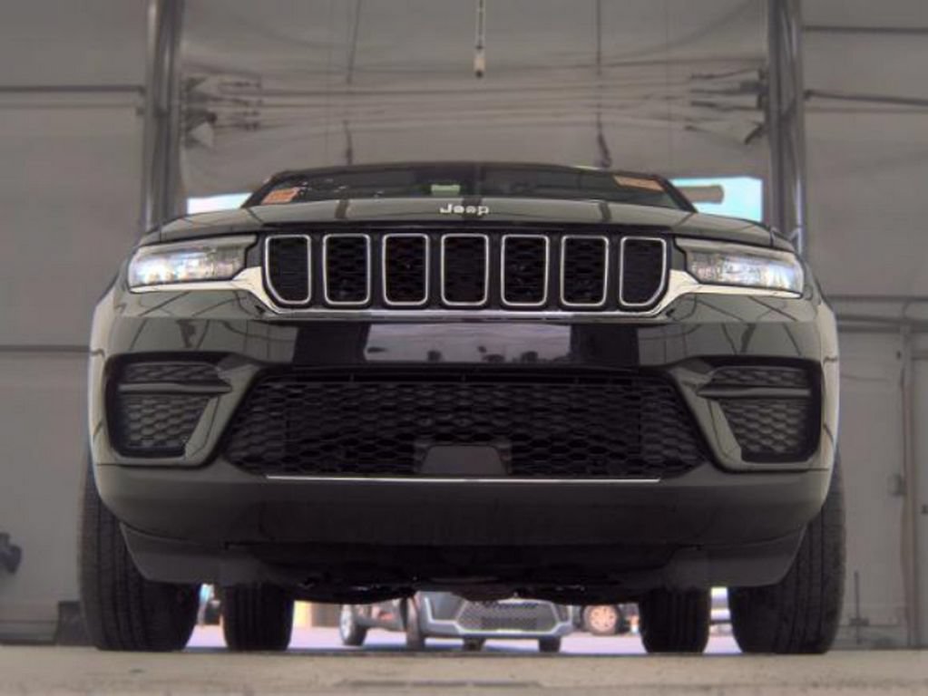 Used 2023 Jeep Grand Cherokee Laredo w/ Luxury Tech Group I AWD/4WD image 4