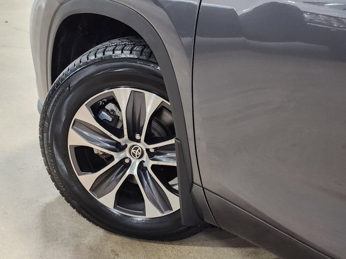 Used 2022 Toyota Highlander XLE FWD image 23