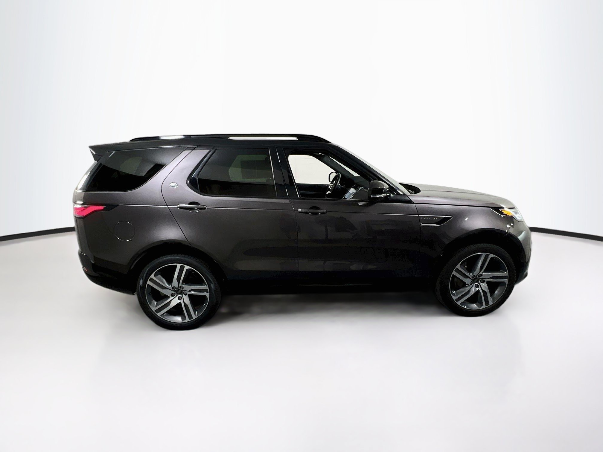 Used 2024 Land Rover Discovery Dynamic SE AWD/4WD image 4