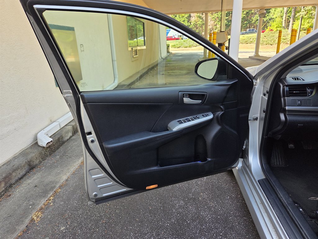 Used 2012 Toyota Camry SE FWD image 33