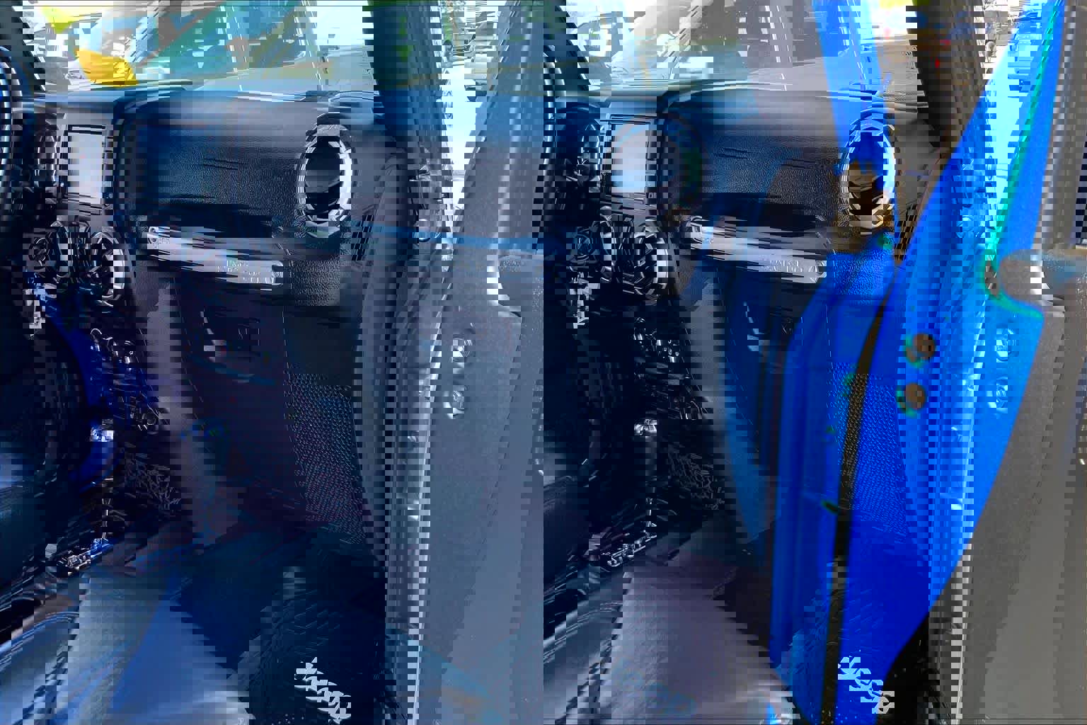 Used 2015 Jeep Wrangler Unlimited Sahara w/ Connectivity Group image 17