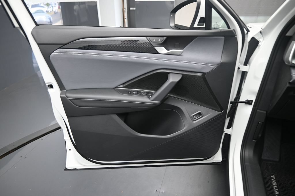 New 2026 Volkswagen Tiguan SE FWD image 18