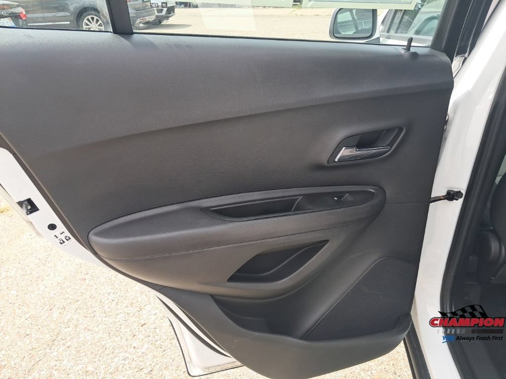 Used 2018 Chevrolet Trax LS AWD/4WD image 36