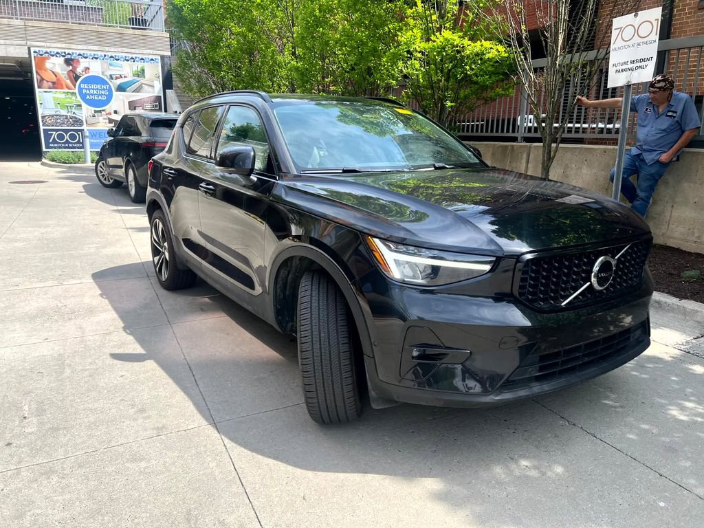 Used 2023 Volvo XC40 B5 Plus w/ Driver Assist Package image 3