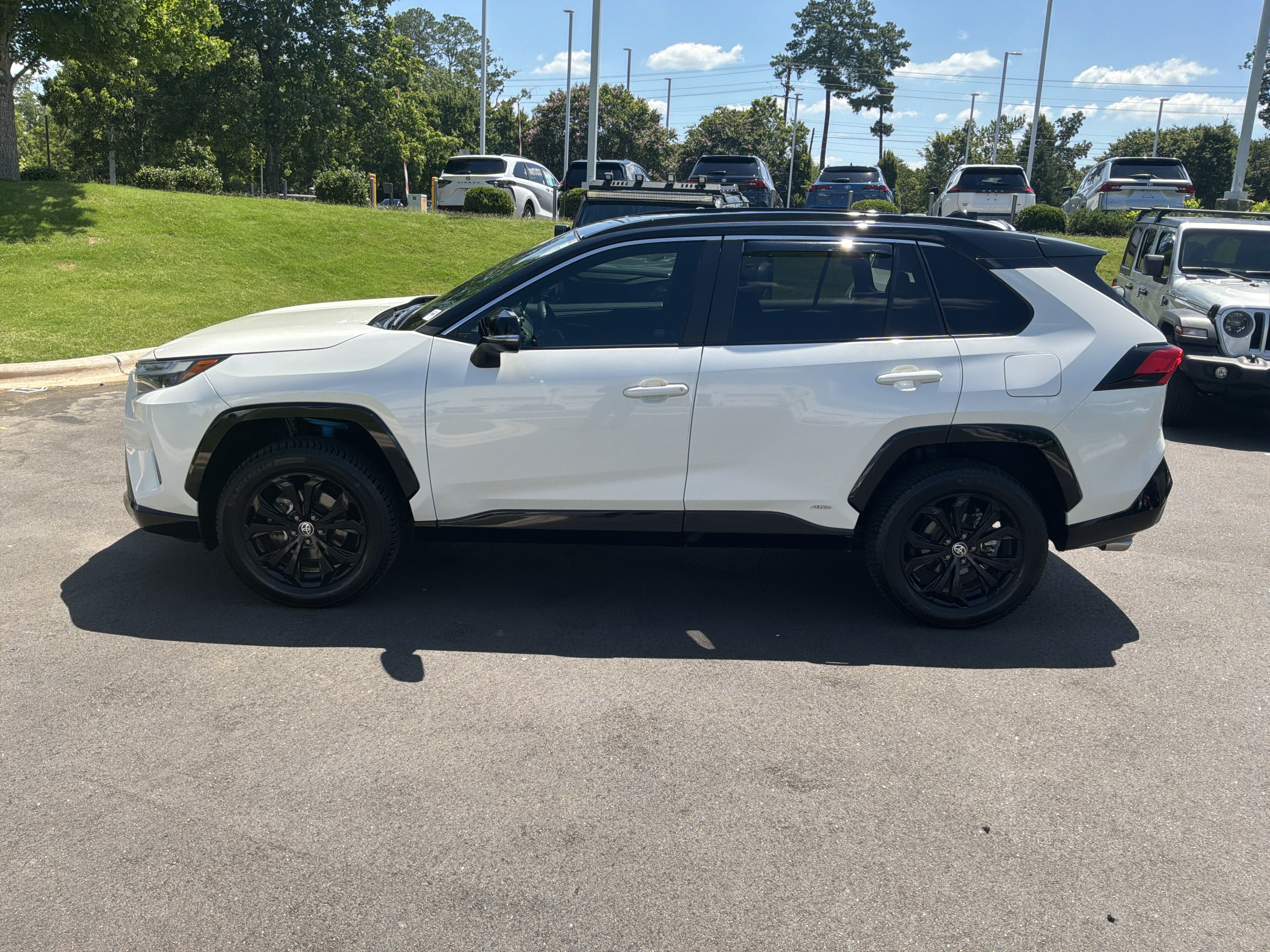 Used 2022 Toyota RAV4 XSE AWD/4WD image 7