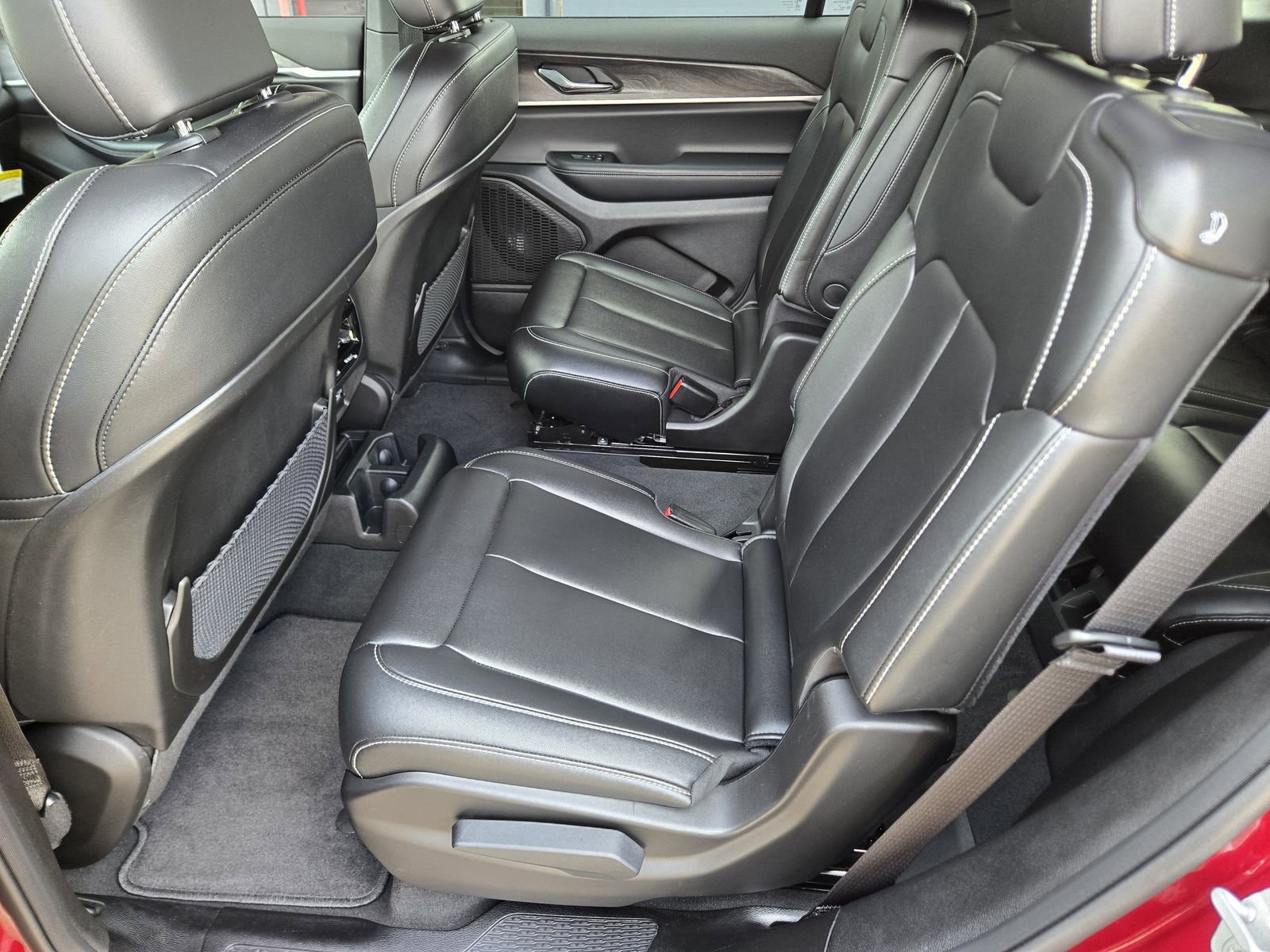 Used 2025 Jeep Grand Cherokee L Limited w/ Black Appearance Package image 18