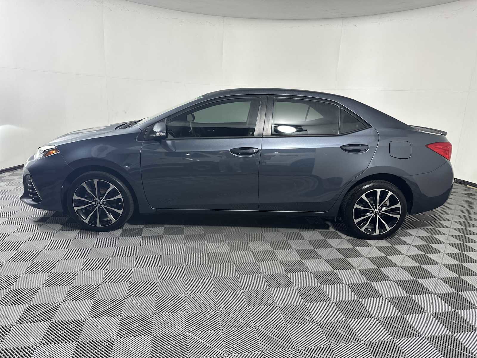 Used 2017 Toyota Corolla SE FWD image 4