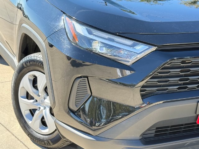 Used 2023 Toyota RAV4 LE AWD/4WD image 4