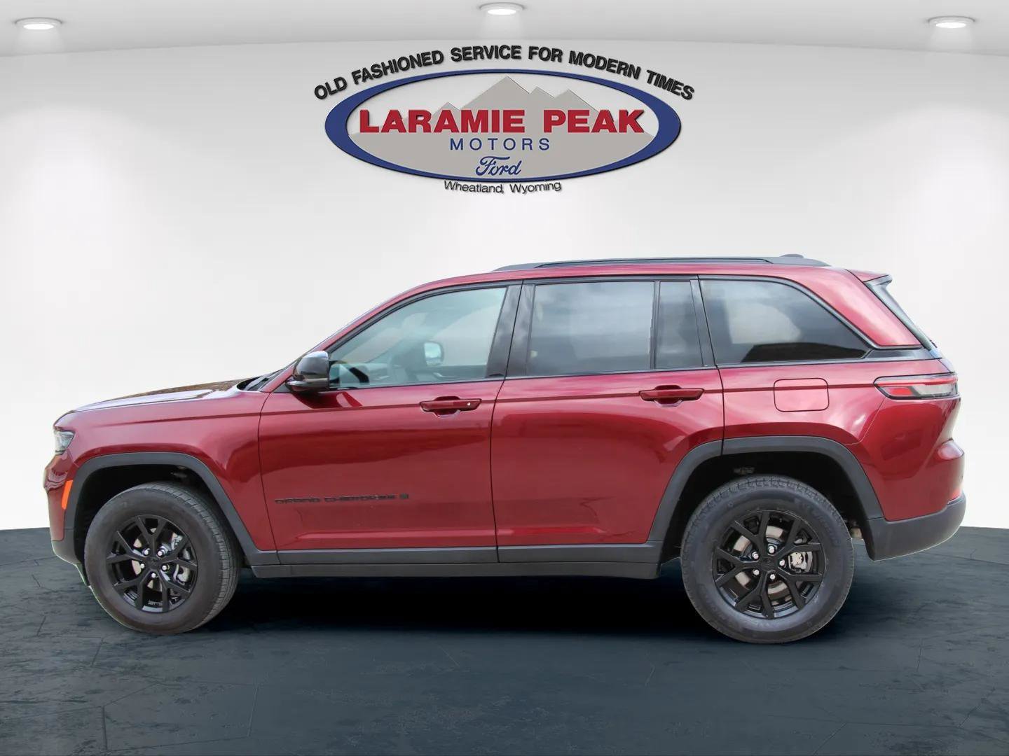 Used 2025 Jeep Grand Cherokee Altitude image 8