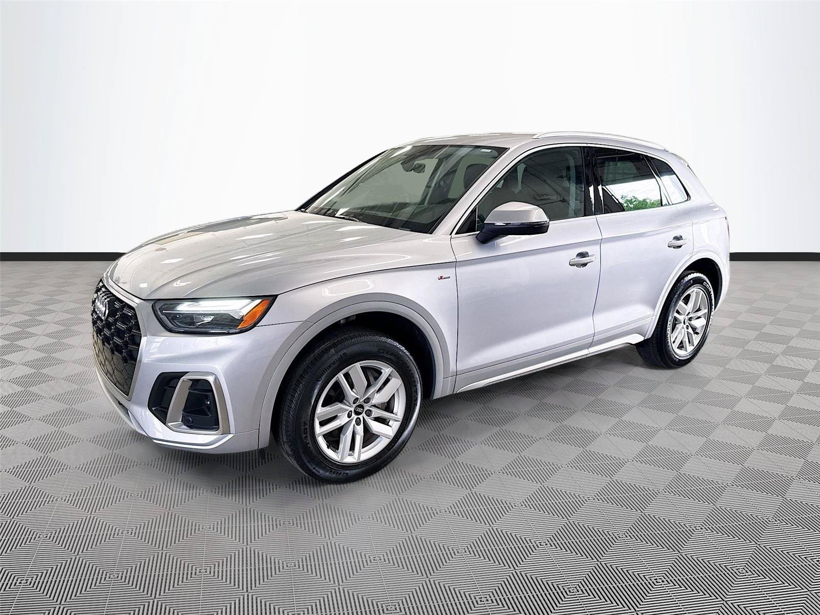 Used 2023 Audi Q5 2.0T Premium w/ Convenience Package AWD/4WD image 3