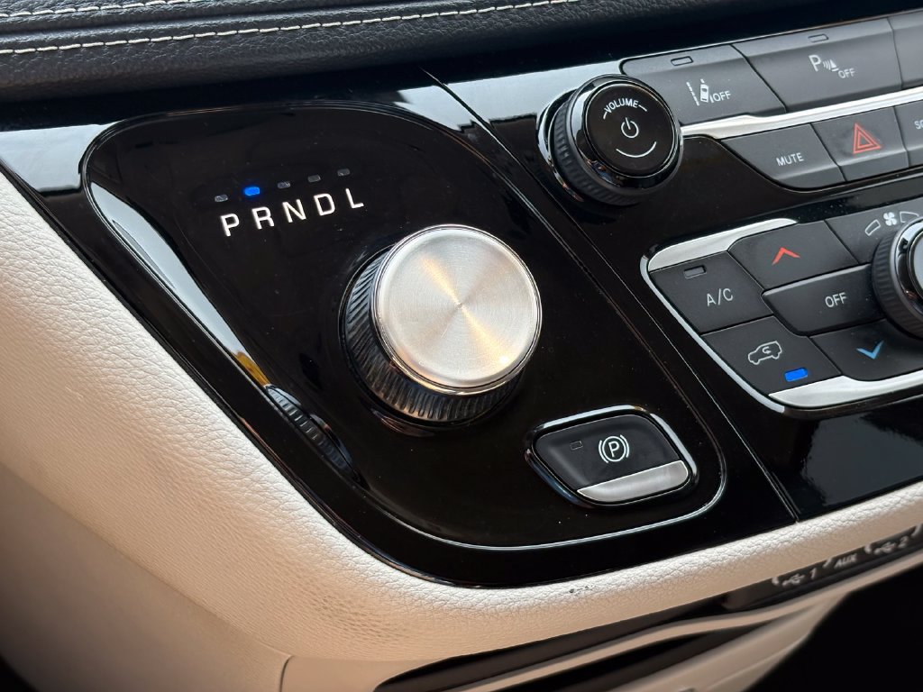 Used 2023 Chrysler Pacifica Touring-L FWD image 35