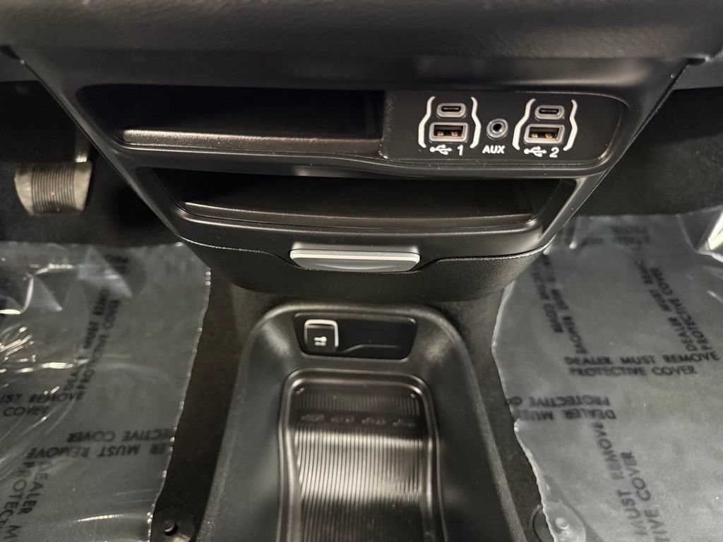 Used 2025 Chrysler Pacifica Select FWD image 39