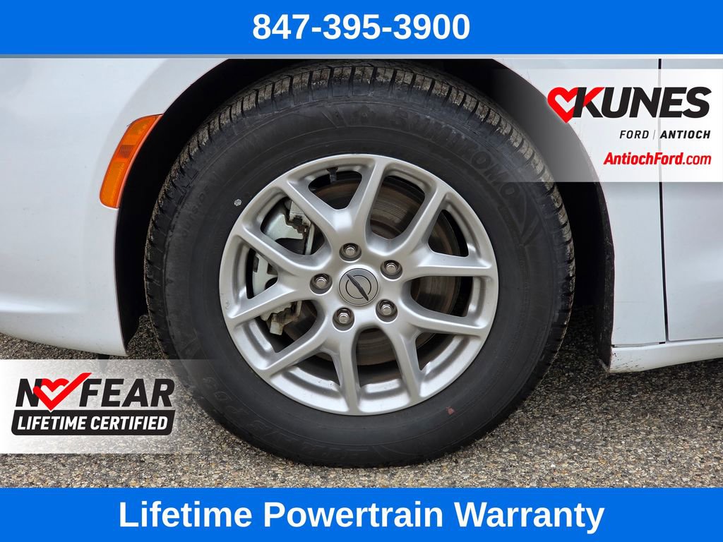 Used 2024 Chrysler Pacifica Touring-L FWD image 9