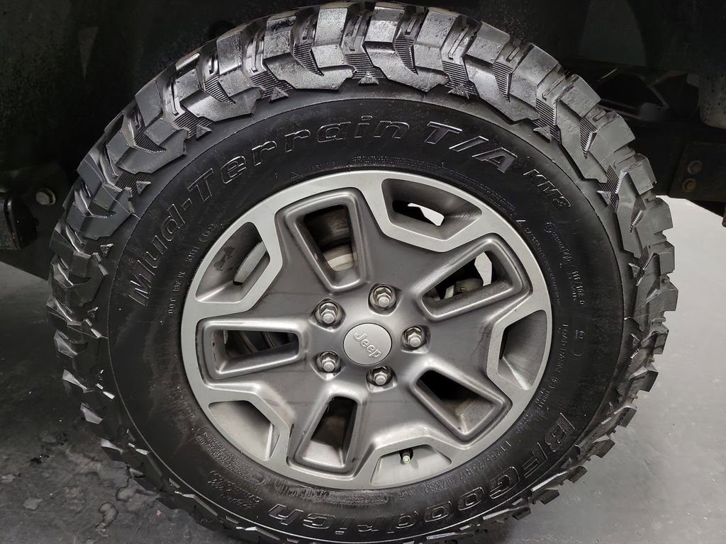 Used 2014 Jeep Wrangler Unlimited Rubicon w/ Connectivity Group image 11