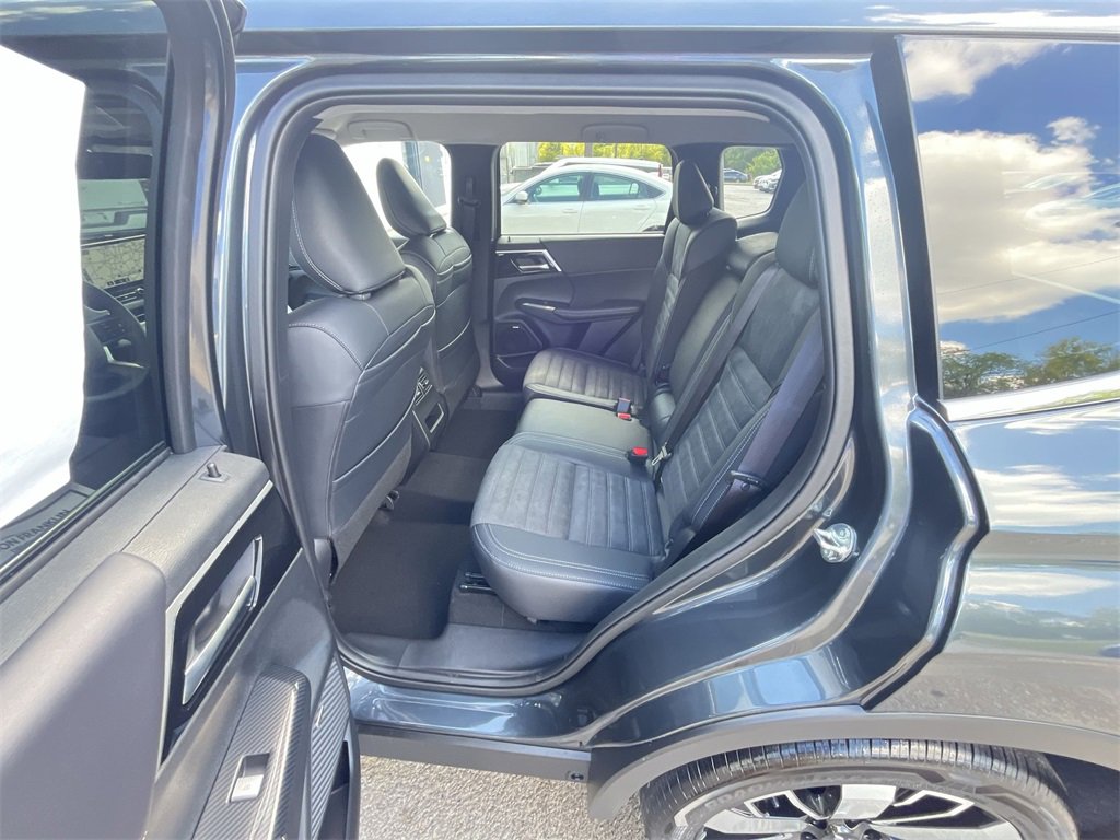 New 2025 Mitsubishi Outlander SE image 22