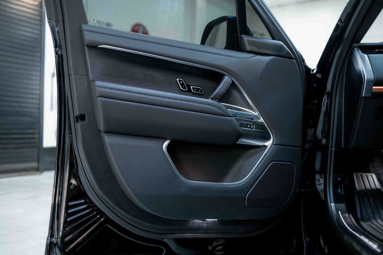 Used 2025 Land Rover Range Rover SE image 37