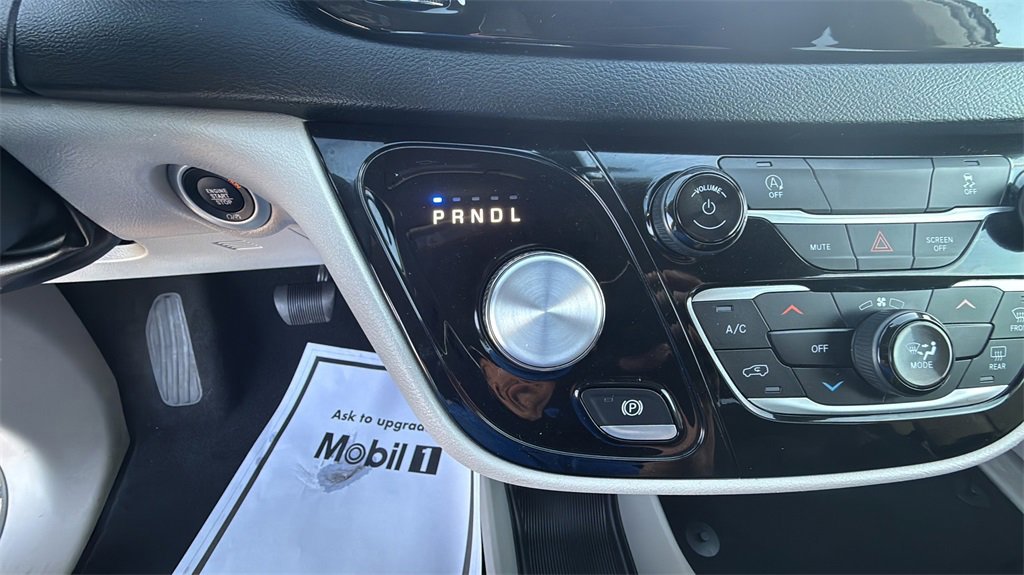 Used 2022 Chrysler Voyager LX image 32