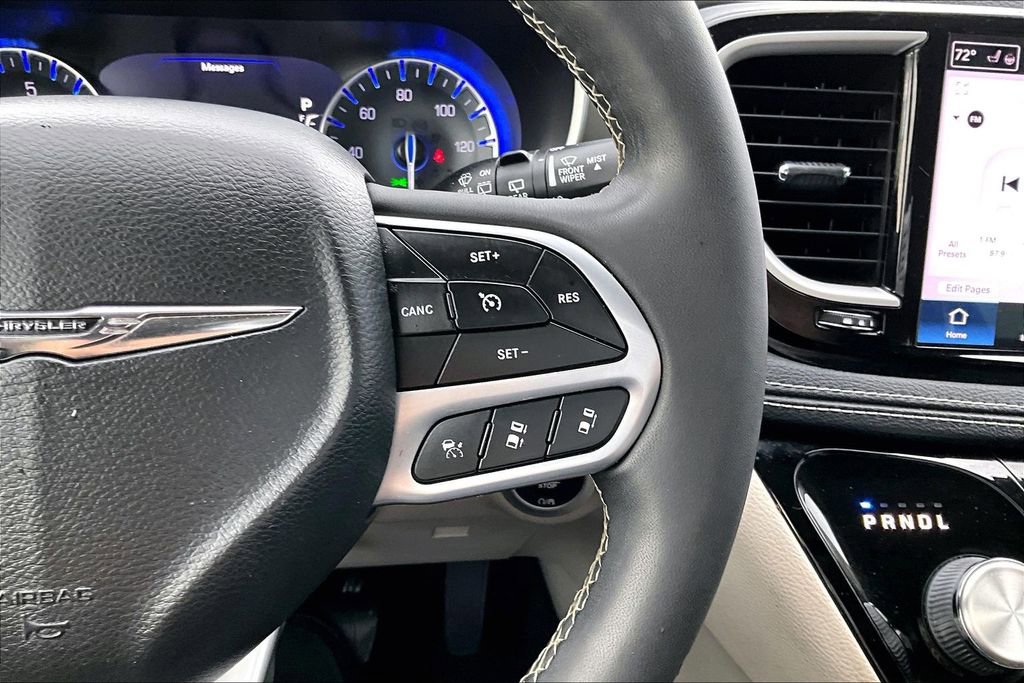 Used 2023 Chrysler Pacifica Touring-L FWD image 16