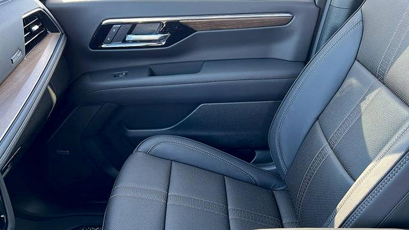 New 2026 Chevrolet Suburban High Country image 26