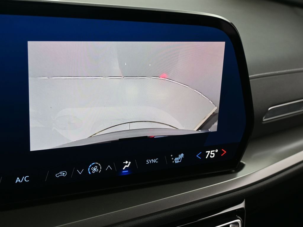 Used 2025 Chevrolet Traverse LT image 23