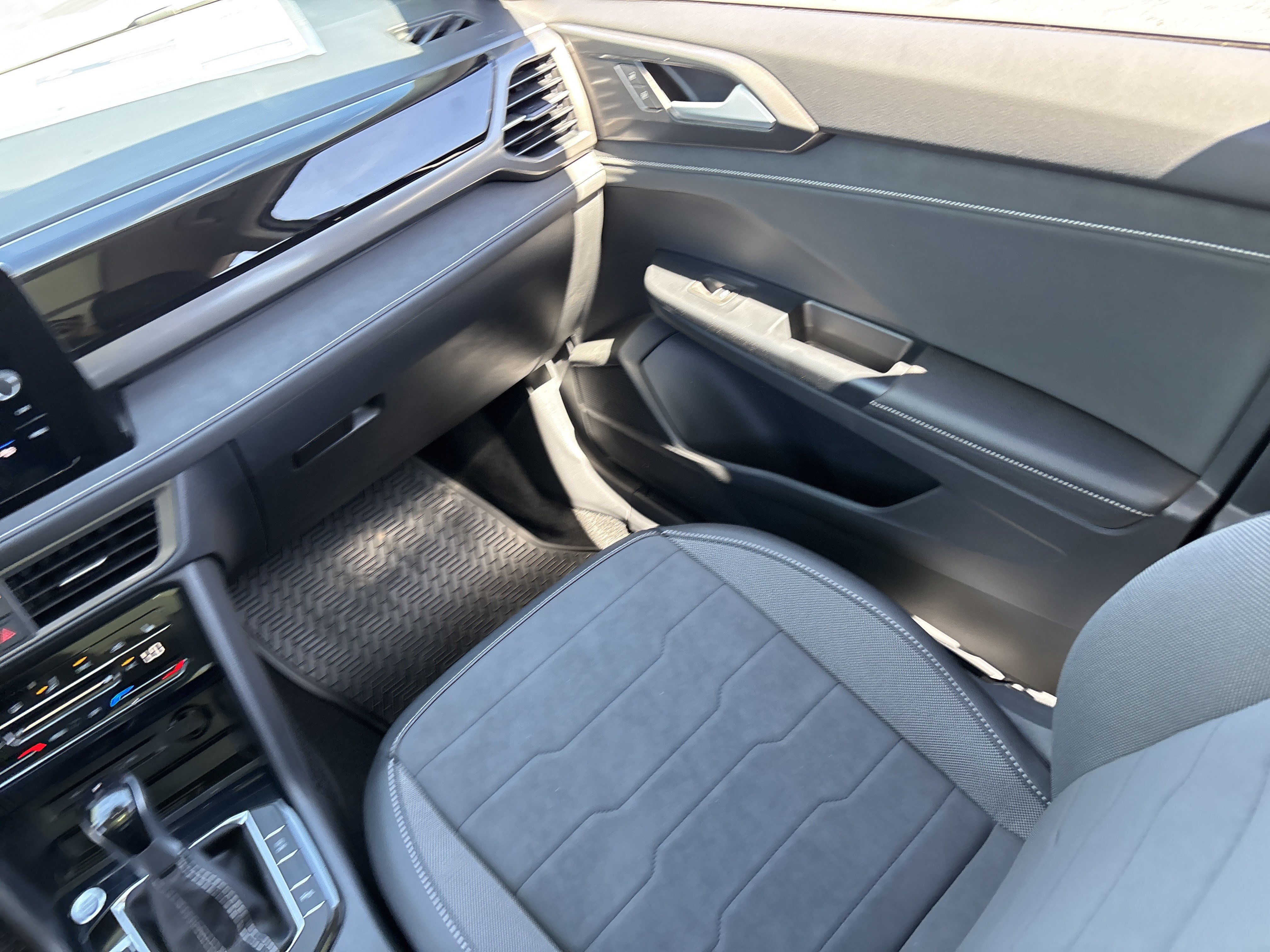 New 2026 Volkswagen Taos SE FWD image 13