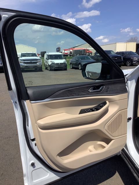 Certified 2023 Jeep Grand Cherokee Limited AWD/4WD image 13