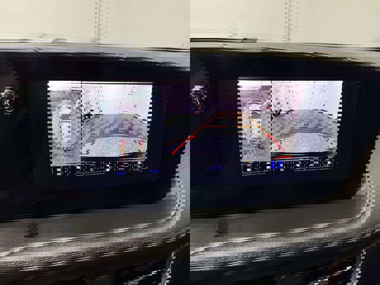 Certified 2025 Buick Encore GX Avenir w/ Avenir Technology Package AWD/4WD image 5