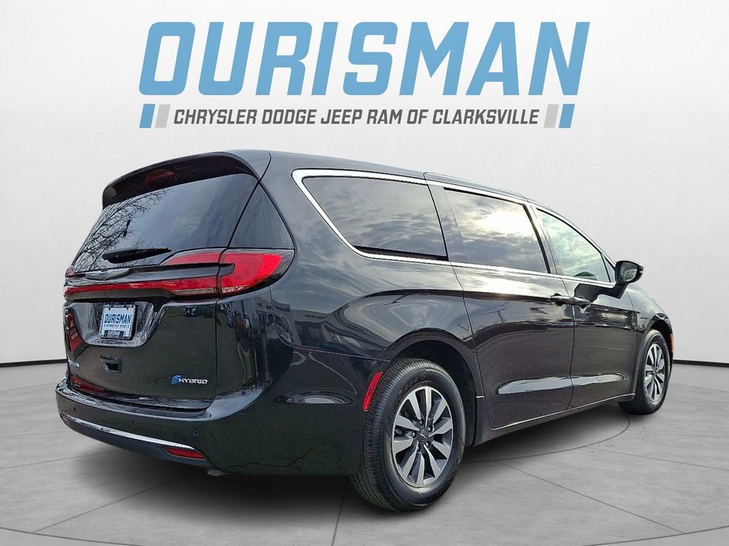 Used 2023 Chrysler Pacifica Touring-L image 6